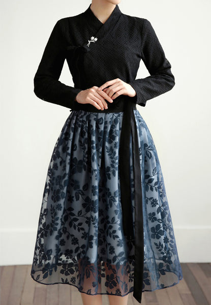 Look classy with this dark black check modern hanbok blouse, which can be worn at the office or while out with friends.