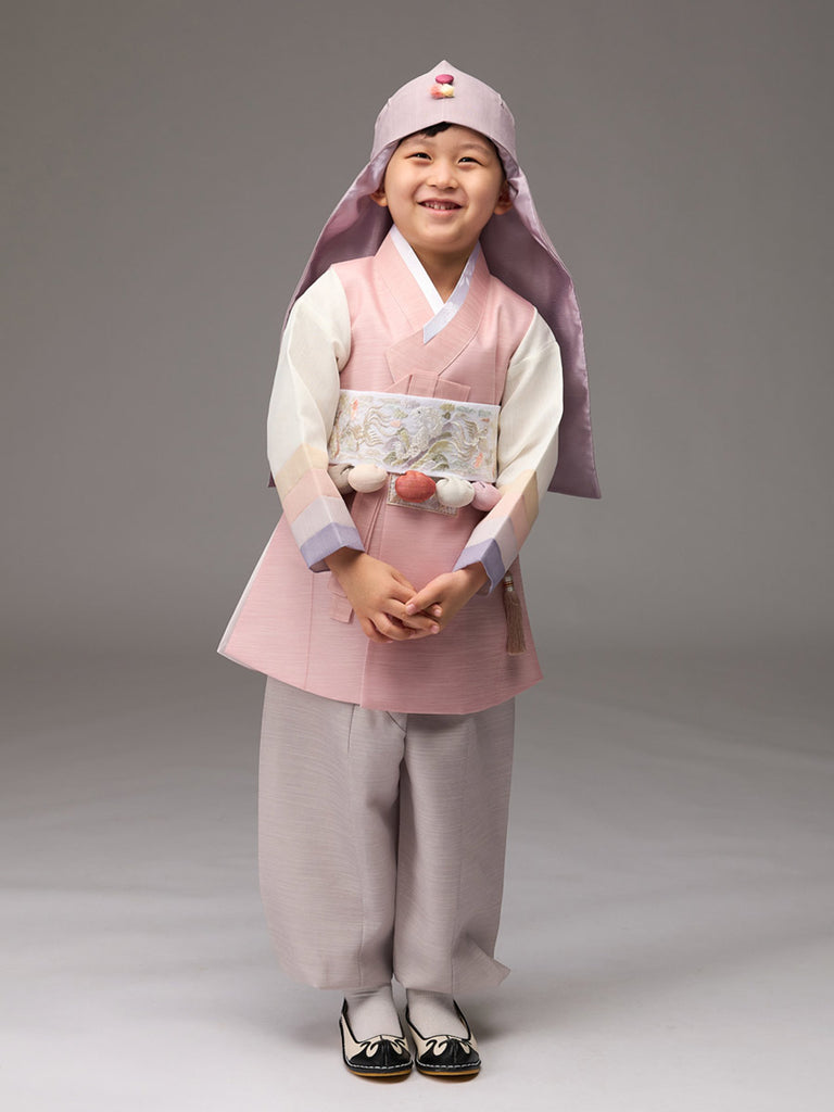 Adorable Boys Hanbok in Pink를 착용한 모델의 모습