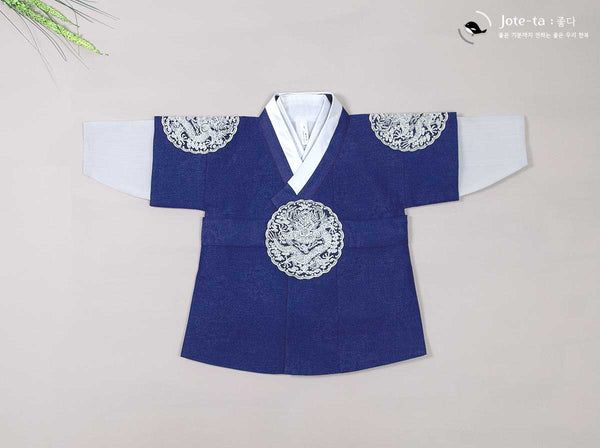 The rear and front side of our Hanbok. We ship this select style from our warehouse in America and can provide quick shipping to our customers in the United States. This is because this specific baby hanbok is greatly in demand.