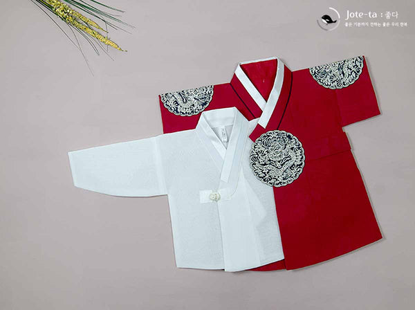 it closely resembles the traditional look of Korean hanboks in the past worn by kings.