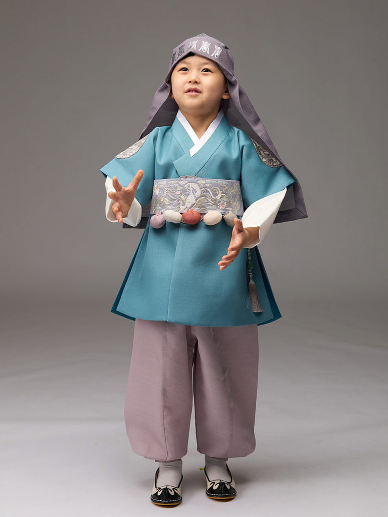 3가지 자수 패치로 디자인된 청록색 hanbok style