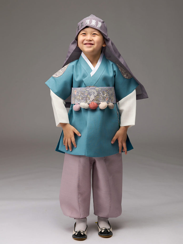 그레이팬츠와 전통적인 문양의 신발과 함께 매치한 Cute Boys Hanbok in Teal 