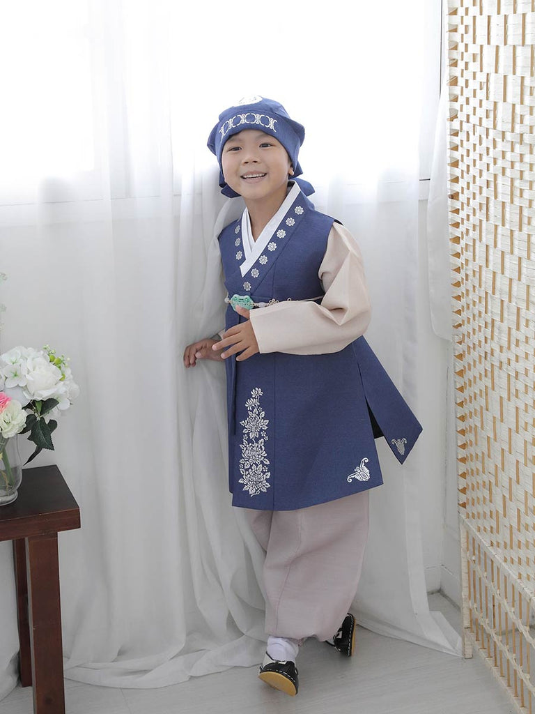 베이지 저고리에 밴딩 타입 그레이 바지의 Cute Doryung Boys Hanbok in Navy