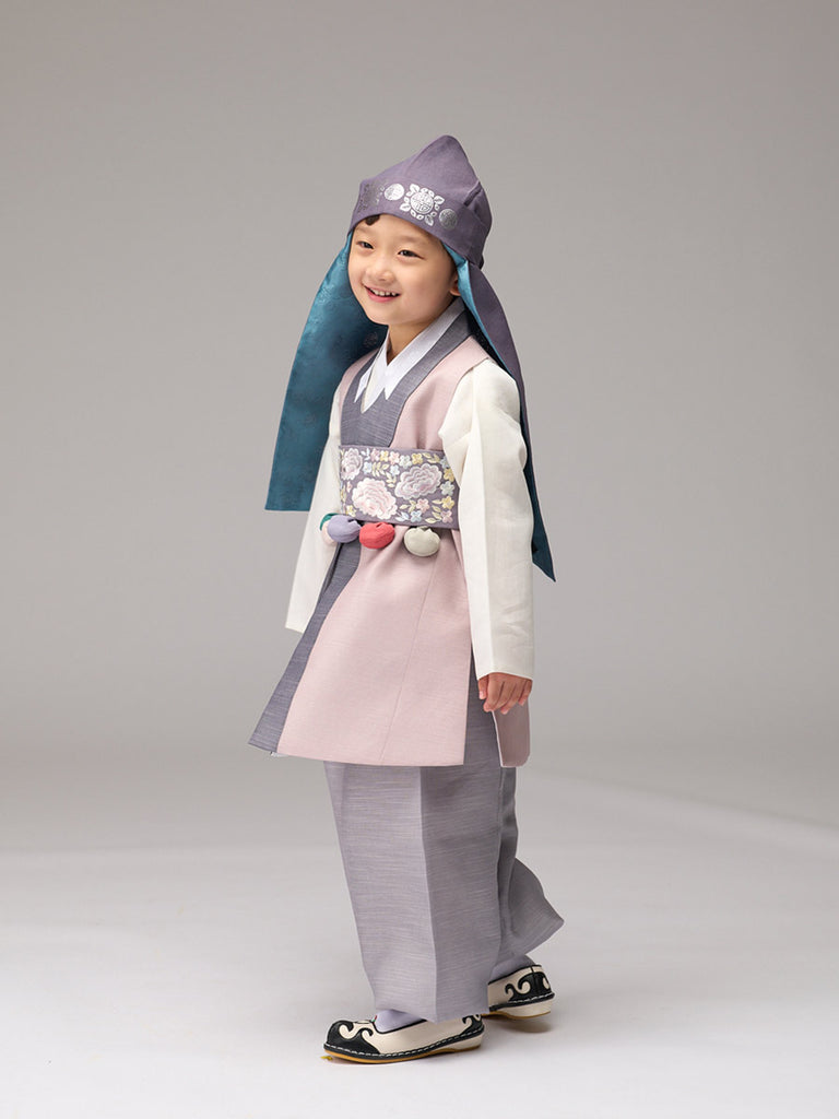 아이보리 저고리와 회색 바지 그리고 회색 줄무늬로 포인트를 준 Elegant Boys Hanbok in Gray Beige