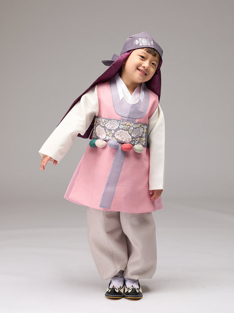 Elegant Boys Hanbok in Pink를 입고 한쪽 손을 든 모델의 모습