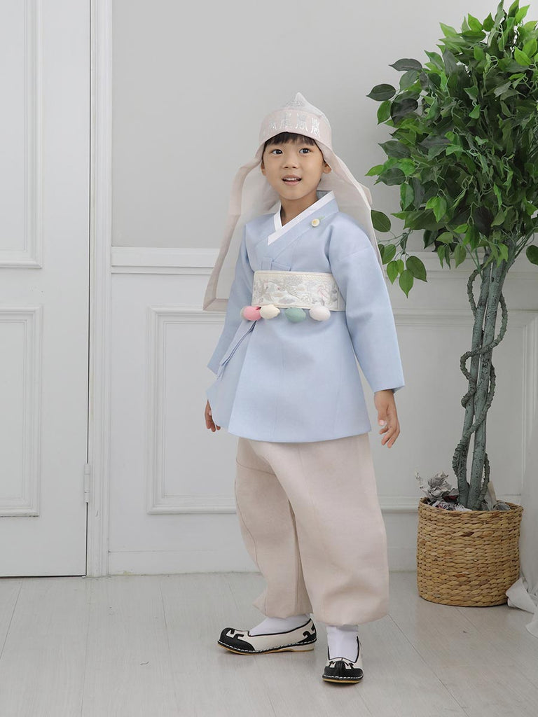 Glorious Boys Hanbok in Sky Blue를 입은 모델의 앞모습