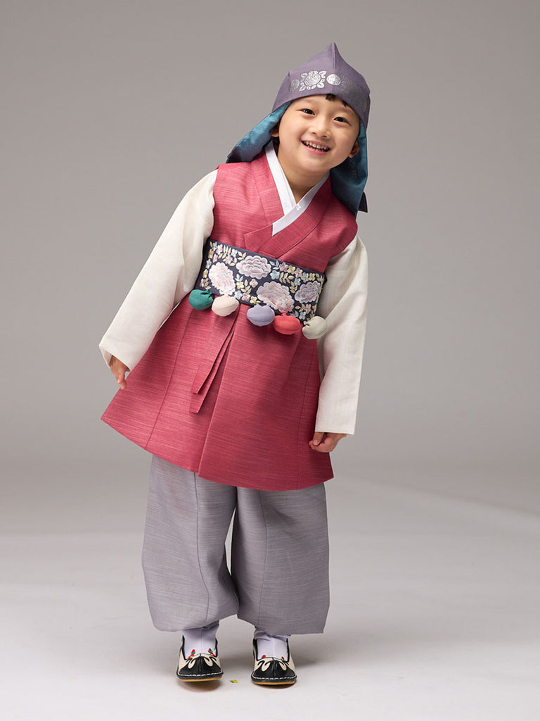 우리의 Glorious Prince Boys Hanbok in Red은 2가지 저고리 타입으로, 색동 또는 민무늬의 아이보리색 저고리 중 선택할 수 있다