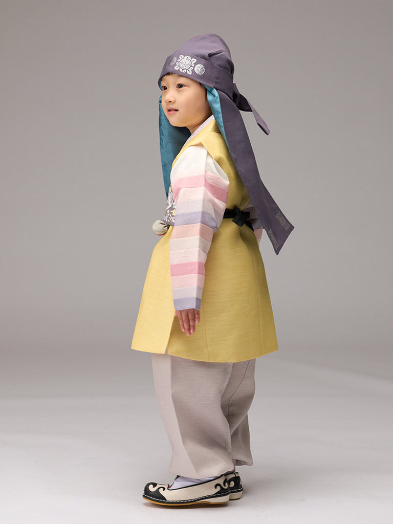 Glorious Prince Boys Hanbok in Yellow의 옆모습