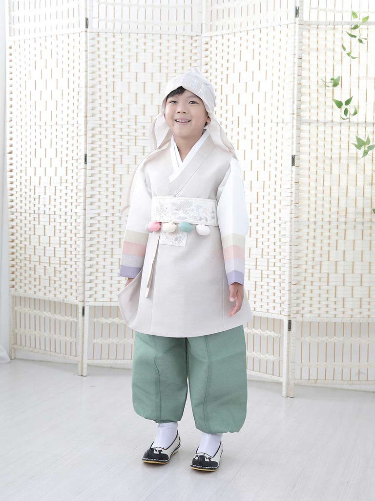 우리의 Pure Boys Hanbok in Light Beige를 입은 모델의 앞모습
