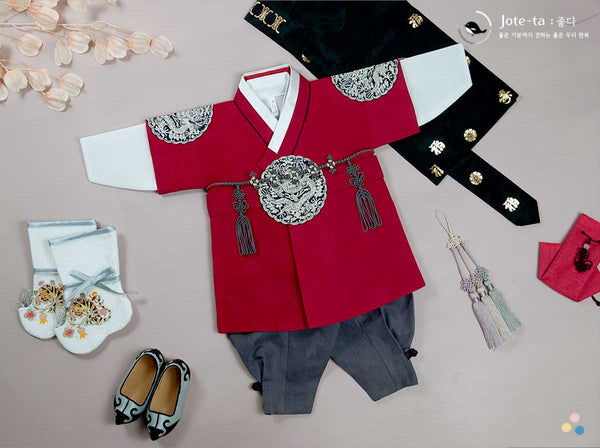 This hanbok is one of our most popular designs