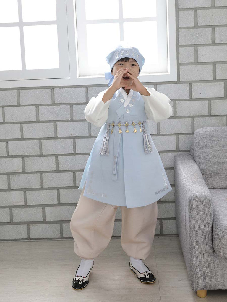 Soft Cream Boys Hanbok in Skyblue의 앞모습, 상의는 소년들의 활동성을 위해 양 옆 트임 디자인으로 제작됐습니다