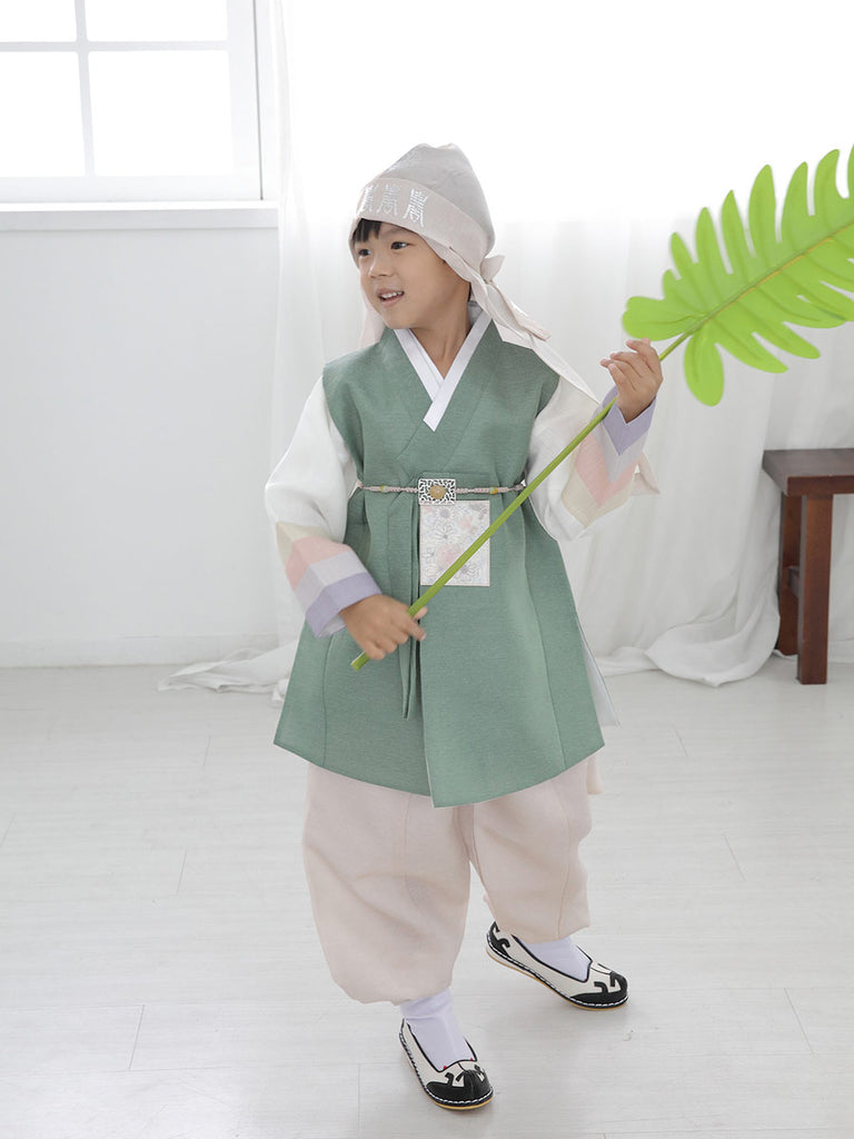 따뜻하고 싱그러운 풀숲의 green hanbok for boys