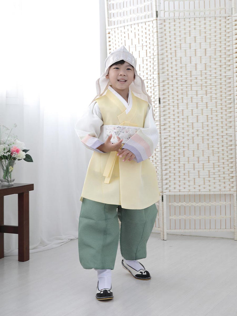 이 Light Yellow hanbok for boys는 봄에 피는 개나리를 연상케 하는 kids hanbok이다