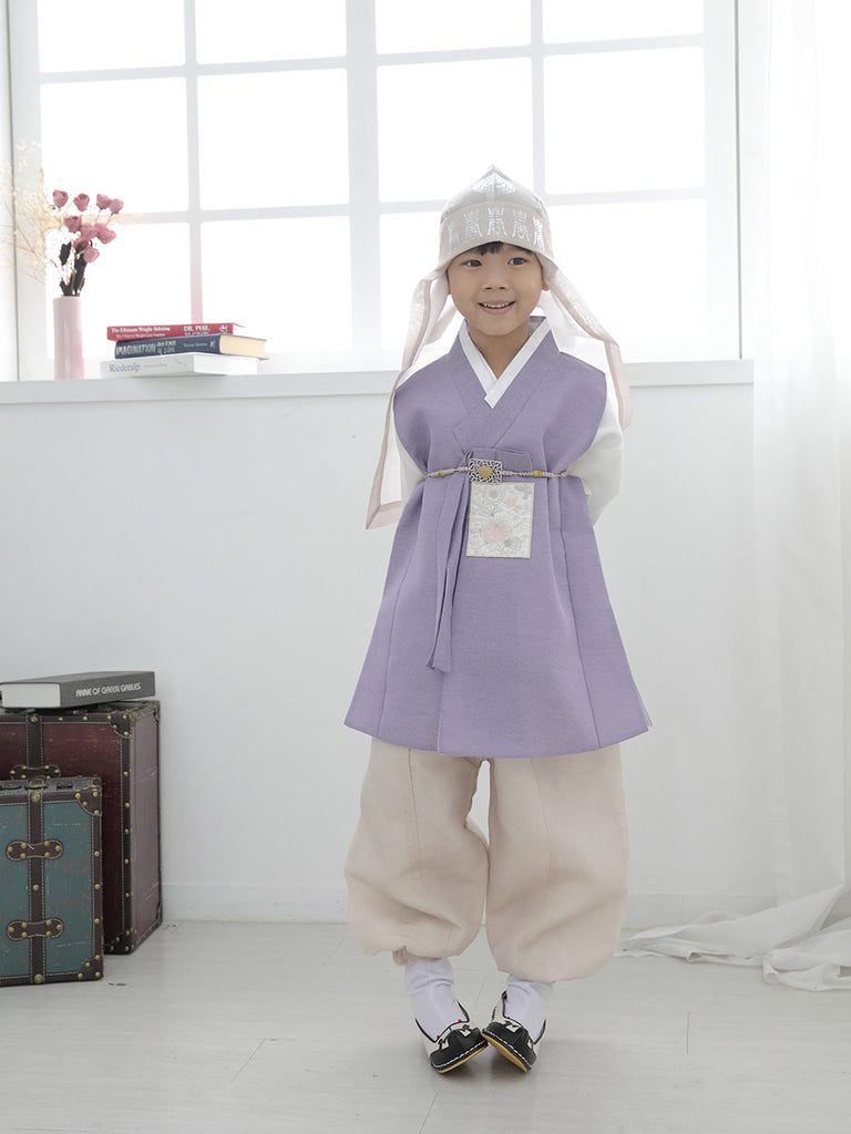 우리의 Spring Boys Hanbok in Pastel Lavender는 형제 또는 남매와 맞춰서 착용하실 수 있습니다.