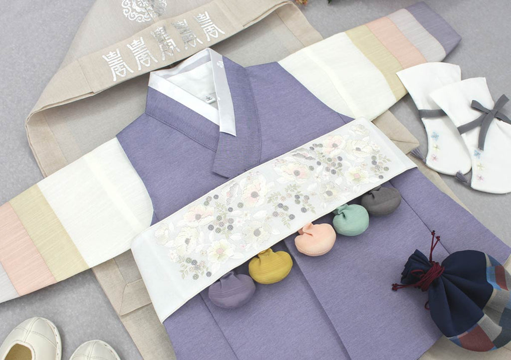 악세사리들과 함께 매치한 Spring Boys Hanbok in Pastel Lavender