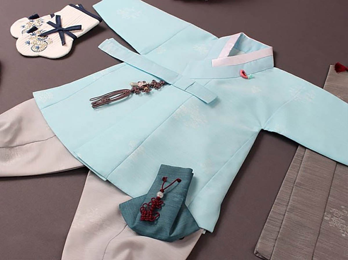 Here is an up close look at the Cute Prince Baby Boy Hanbok in sky blue we offer here at Joteta.