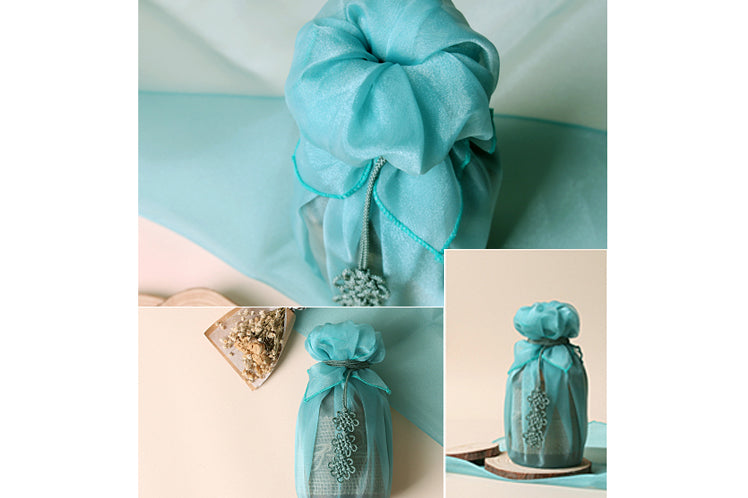 Even presents that normally can't be wrapped can quickly be wrapped using the teal blue Korean gift wrapping cloth.