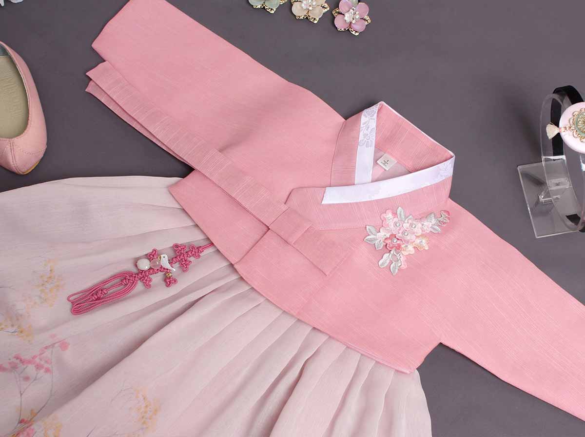 Here you can see the true design of the baby girl hanbok in dark pink. Your baby girl will feel like a little angel wearing this hanbok.