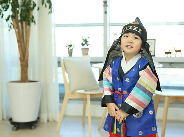 Your little boy will feel like a warrior with this traditional hat and vest.