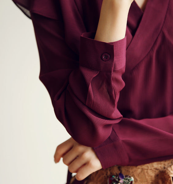 The modern hanbok blouse in vermilion can be worn with jeans or with a skirt so you can mix and match your look.