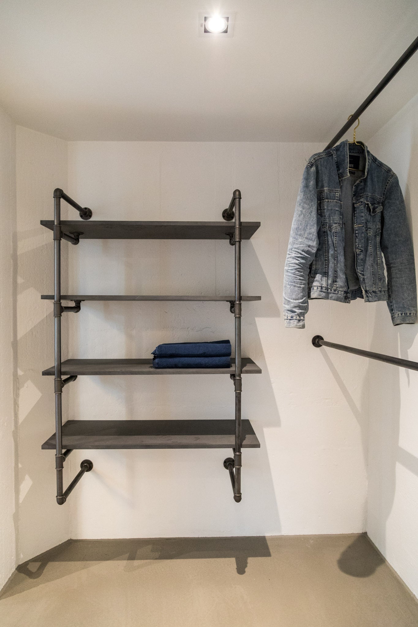 garderobestativ i walk-in-closet fra RackBuddy