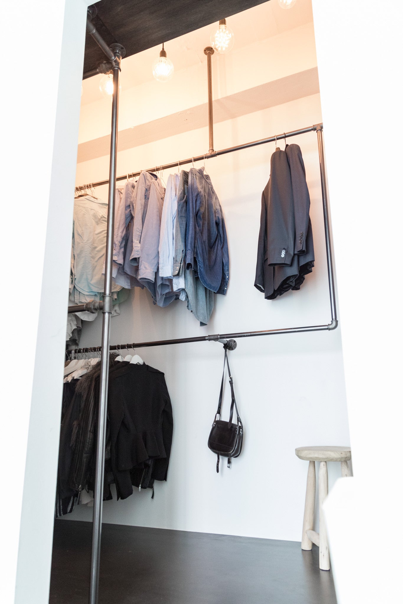 industrielt walk-in-closet i moderne lejlighed