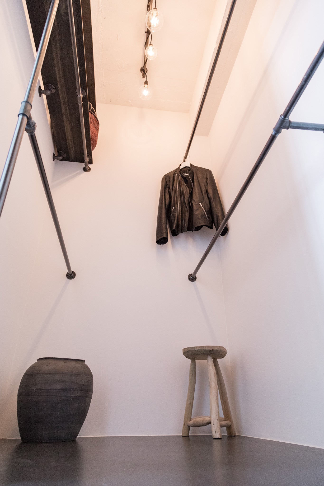 Solución de vestidor en el armario en Stay Copenhague - Diseño industrial de RackBuddy