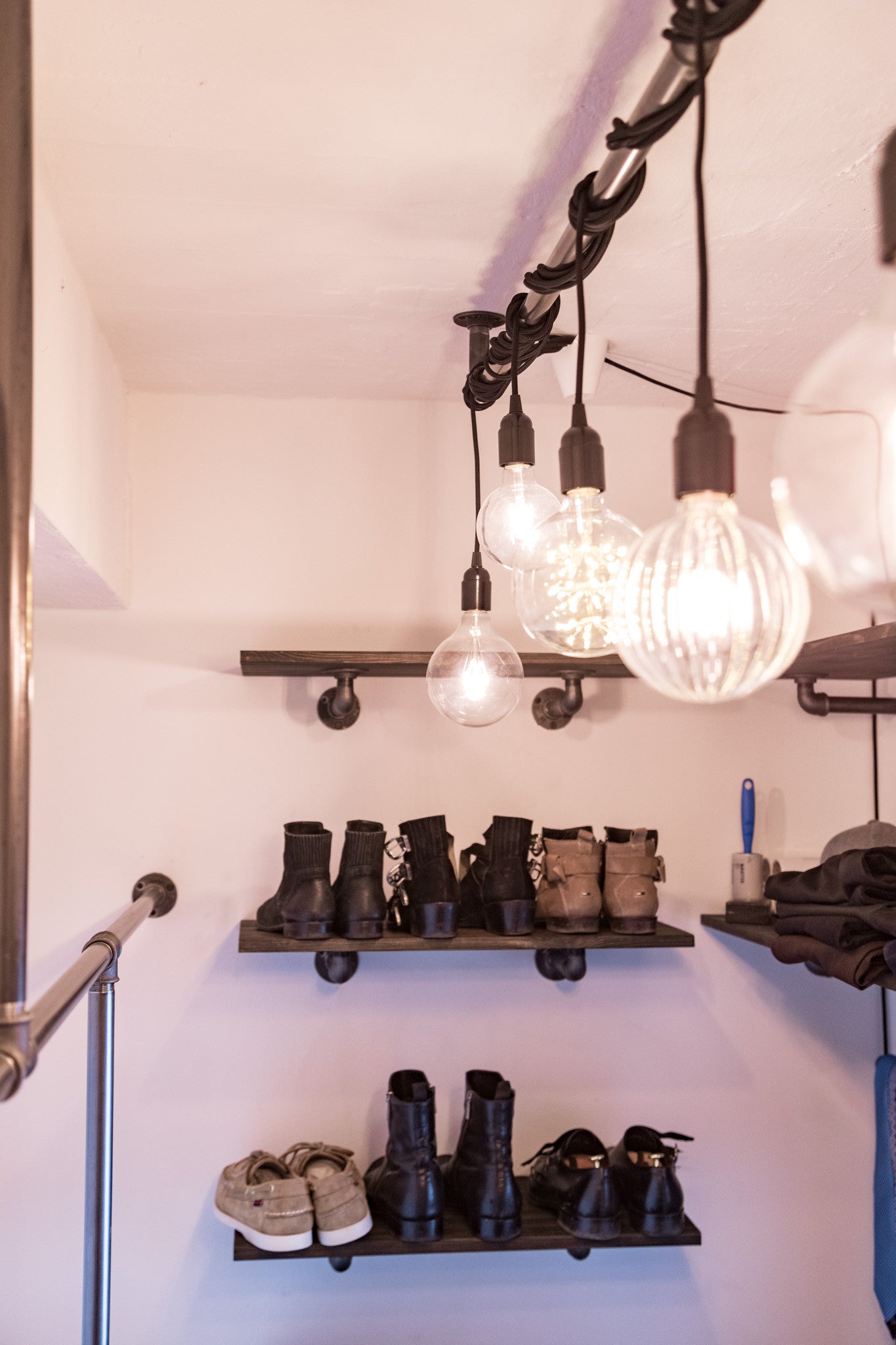 Skohylle i et industrielt design - walk -in closet