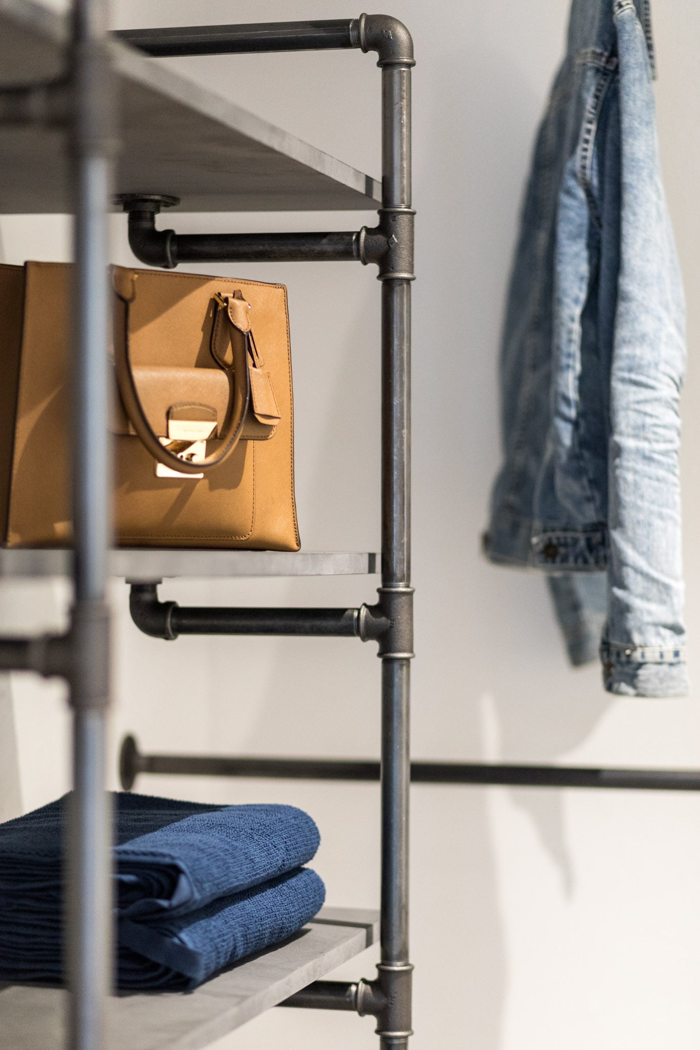 walk -in closet i designleilighet - rackbuddy