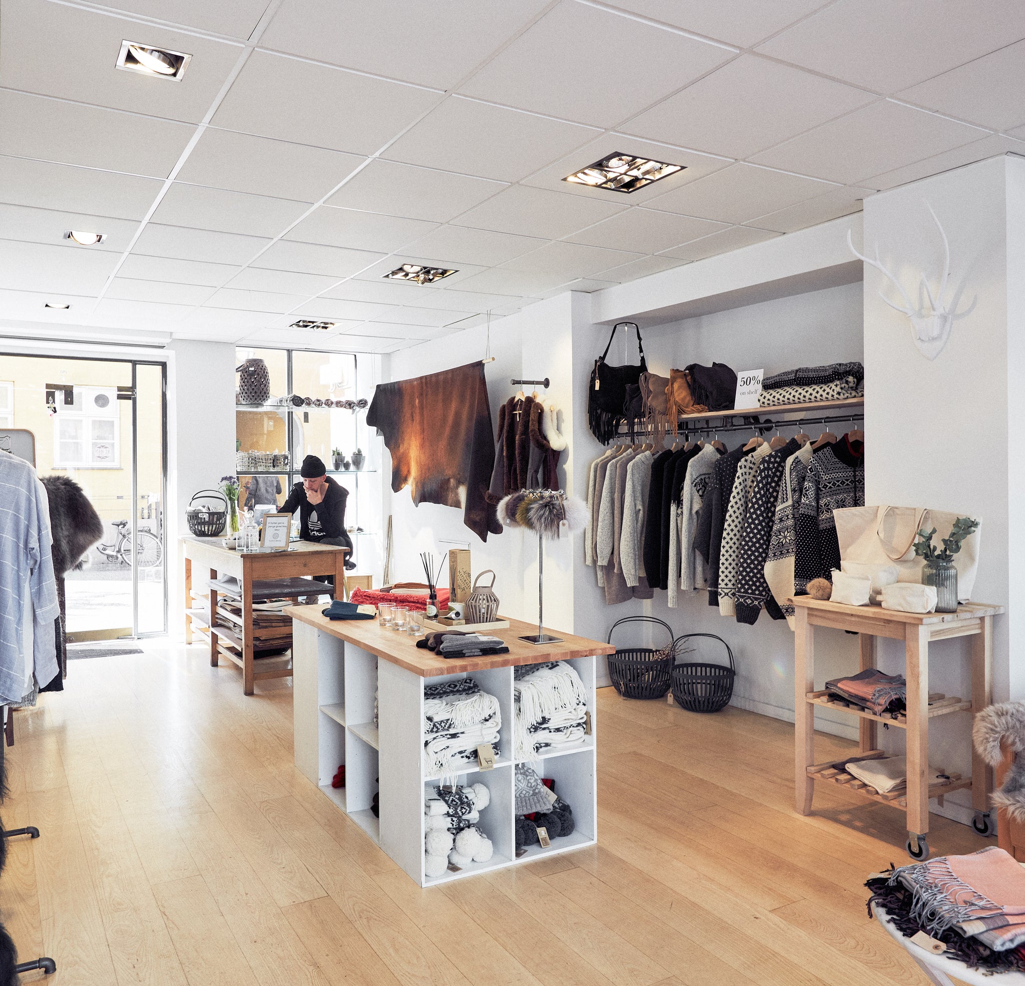 Nordic wool butik i københavn - indretning med rackbuddy tøjstativer og hylder