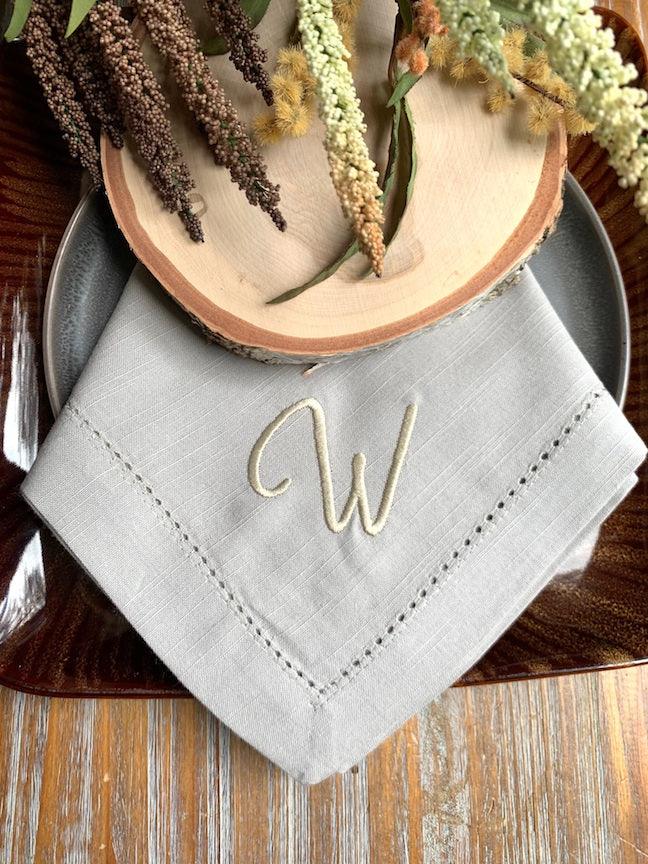 https://cdn.shopify.com/s/files/1/0393/1893/products/ava-monogrammed-embroidered-cloth-napkins-white-tulip-embroidery-2_1024x1024.jpg?v=1676309012
