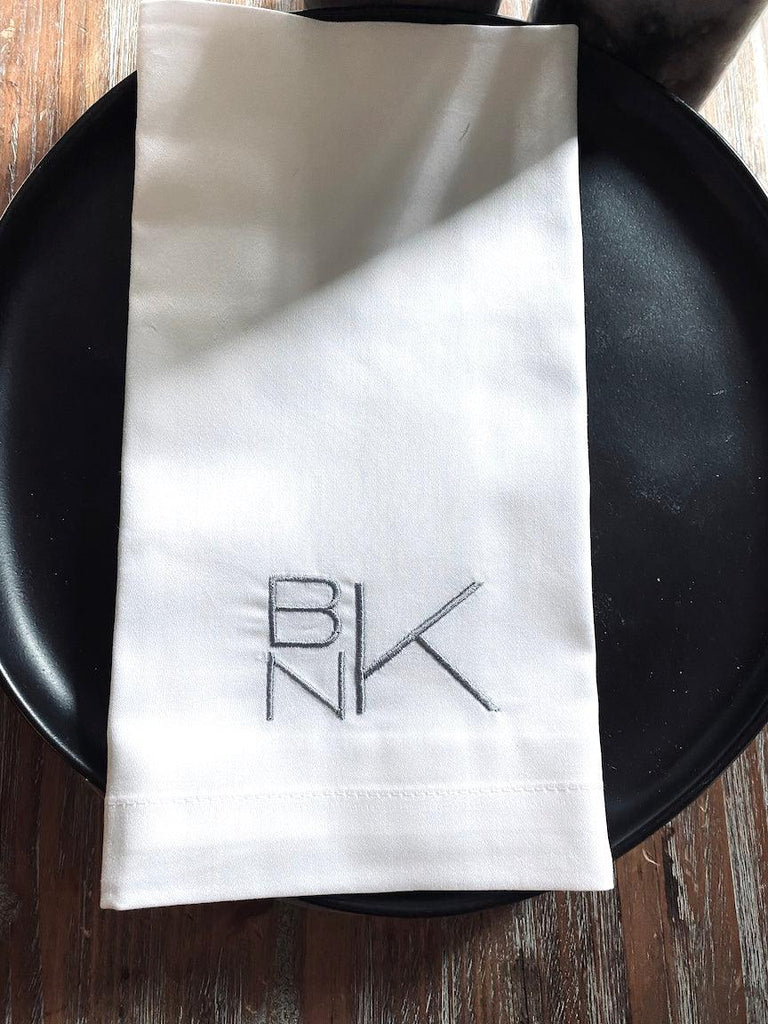 https://cdn.shopify.com/s/files/1/0393/1893/products/deco-block-monogrammed-embroidered-cloth-napkins-white-tulip-embroidery-2_1024x1024.jpg?v=1676311983