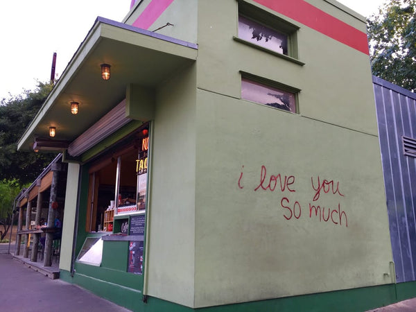 Graffiti that says "I love you so much"
