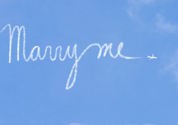 "Marry me" written in the sky