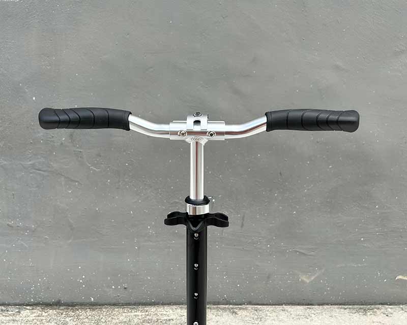 Wide handlebar on the Globber Flow Element kick scooter