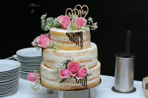 wedding-cake-with-cake-toppers