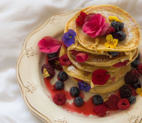 pancakes-with-edibles-flowers-on-top