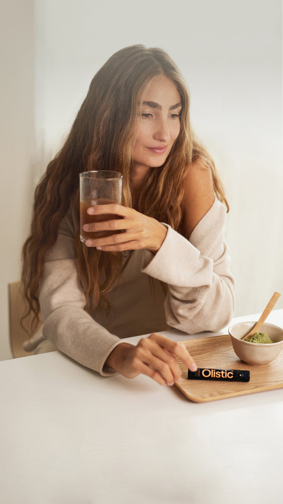 Mujer tomando alimentos veganos para un cabello saludable