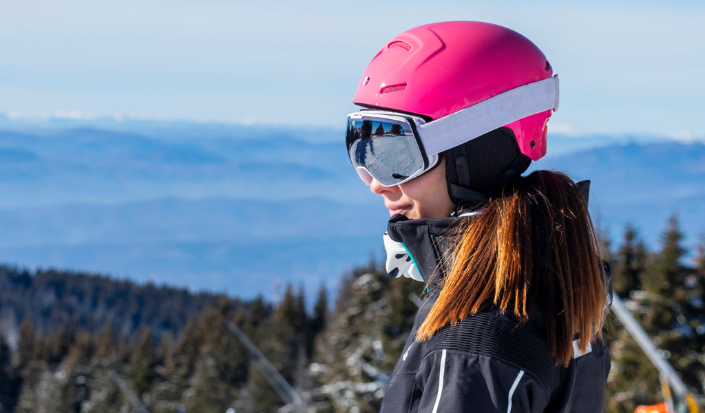 Mädchen trägt einen Skihelm