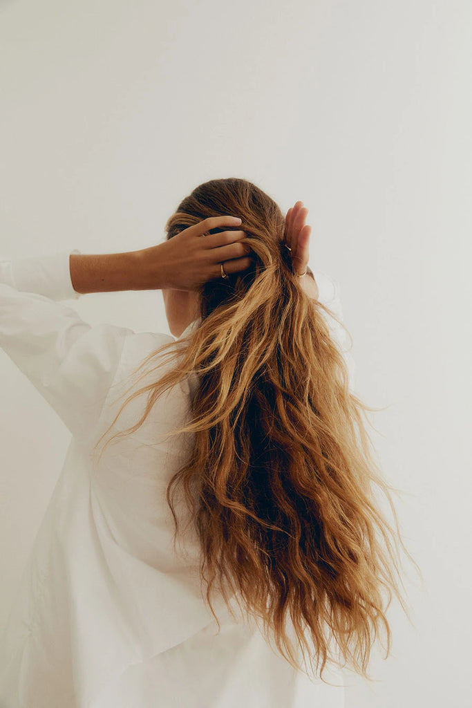 Mujer cuidándose el pelo en invierno