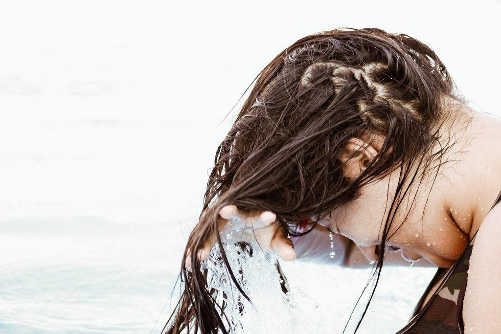 Mujer con el pelo mojado y un problema de caída del cabello