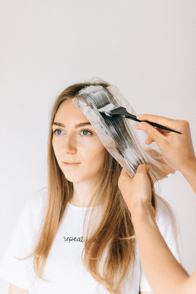 Mädchen färbt sich die Haare