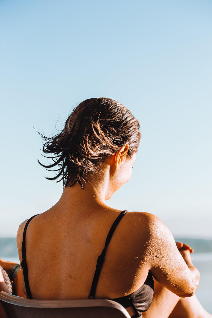 Mujer tomando el sol en la playa