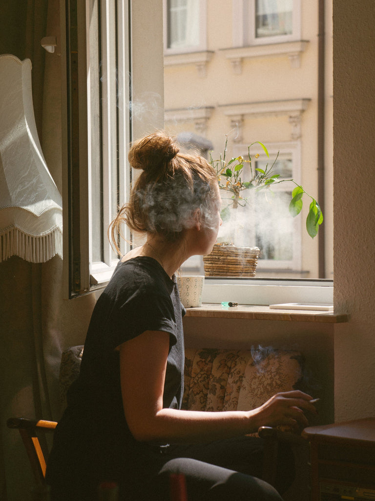 Fotografía de una chica fumando