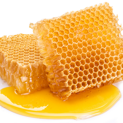Cire d'abeille : Revitalise, hydrate, apaise et calme la peau. Sa couche occlusive aide à retenir l'humidité.
