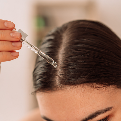 Pipette Avec De L'huile Cosmétique Pour Les Cheveux Et Une Partie De La  Tête