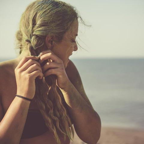 Coiffure protectrice pour cheveux en été à la mer