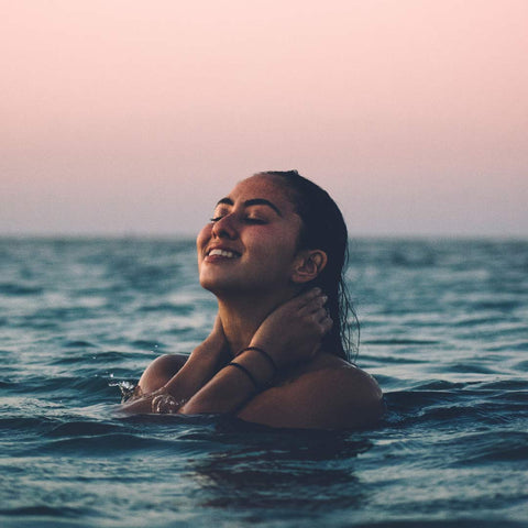 Femme plongeant dans l'eau salée cheveux détachés