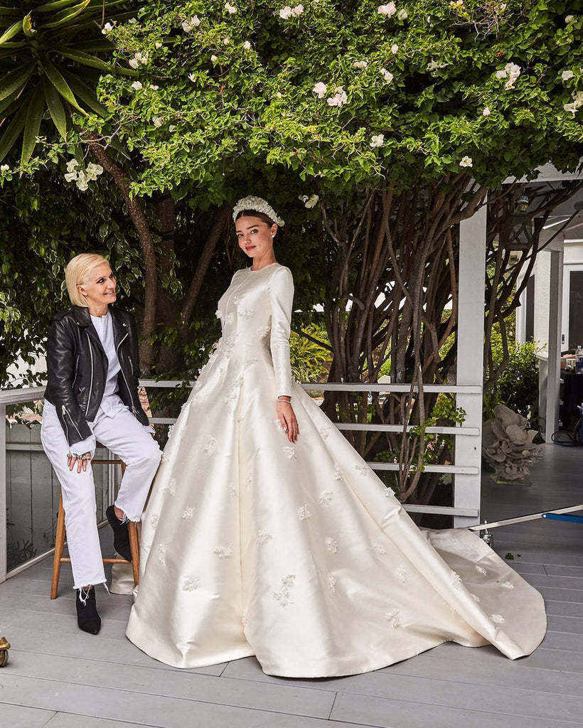 áo cưới Dior giúp Miranda Kerr che tay gầy
