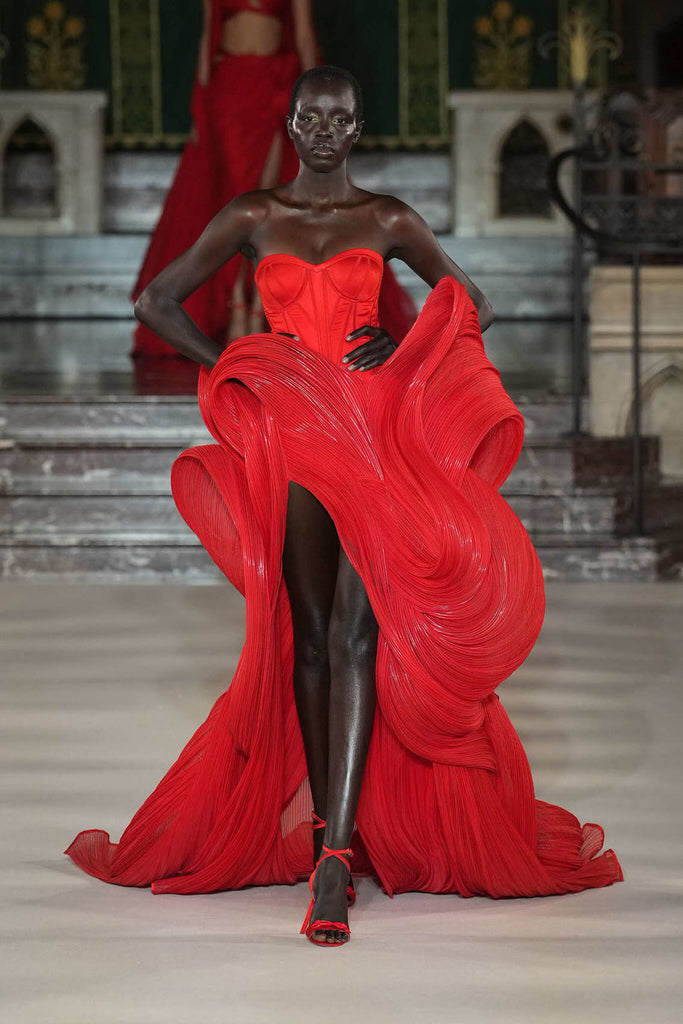 áo cưới haute couture màu đỏ draping ấn tượng